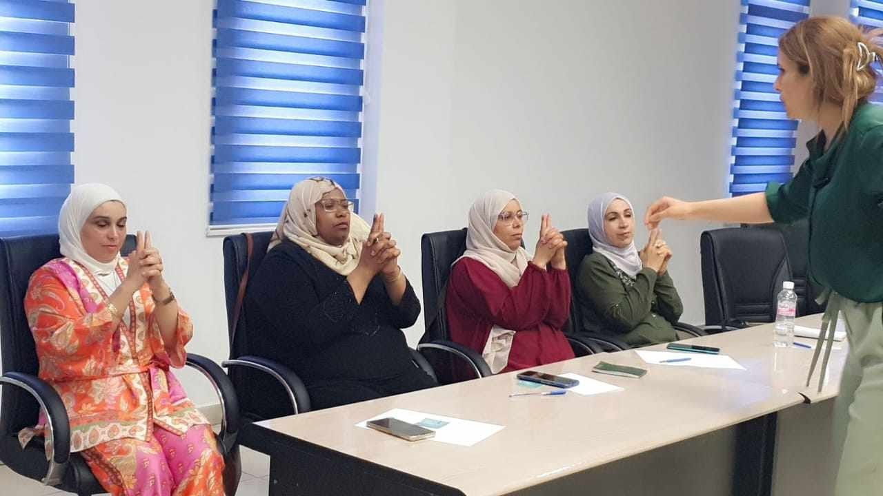 مشاركون يتفاعلون خلال الورشة